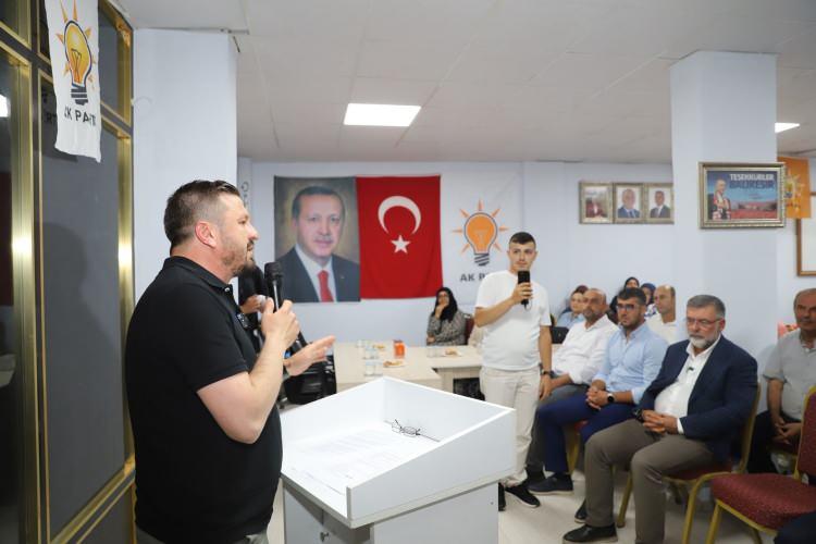 <p>AK Parti'ye katılım töreninde konuşan AK Parti Balıkesir İl Başkanı Mehmet Aydemir, gelişmenin sadece bir siyasi geçiş değil, bir vizyon ve dava ortaklığının sonucu olduğunu vurguladı. Aydemir,<strong> "Bugün Kepsut'ta çok anlamlı bir ana şahitlik ettik. Yeniden Refah Partisi Kepsut İlçe Başkanı Sayın Hüseyin Çetinkaya başta olmak üzere; Kadın Kolları Başkanı Sayın Emine Çakın, Gençlik Kolları Başkanı Sayın Hüseyin Yıldız, Meclis Üyemiz Sayın Emre Özen ve beraberlerindeki 61 kıymetli yol arkadaşımız, AK Parti ailemize katıldılar. Bu tercih bizler için bir gurur vesilesidir" </strong>dedi.</p>
<p> </p>