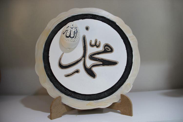 <p><span style="color:#A52A2A"><strong>"KİŞİYE ÖZEL DESENLER"</strong></span></p>
<p>Zaman içerisinden evinin balkonunun yetersiz geldiğini söyleyen Midiliç,<strong> "Çorum Dikiciler Arastasında küçük bir atölye kiraladım ve oymacılığa orada devam ediyorum. Kaz yumurtası, tavuk yumurtası, devekuşu yumurtası ve su kabakları kullanarak anahtarlık, magnet, dekoratif objeler üretiyorum. Yaptığım her ürüne, müşterinin istediği logo veya arma gibi kişiye özel desenleri de işleyebiliyorum." </strong>dedi.</p>