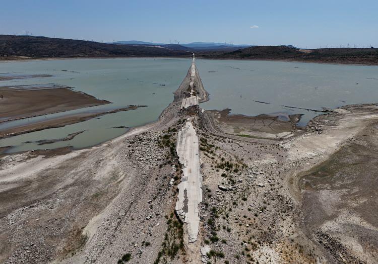<p>İZSU'dan yapılan açıklamada, Alaçatı Kutlu Aktaş Barajı'nda doluluk oranının yüzde 5'in altına düşmesi nedeniyle ilçede 25 Temmuz'dan itibaren her gün 23.00-06.00 saatlerinde zorunlu su kesintisi uygulandığı bildirilmişti.</p>

<p> </p>
