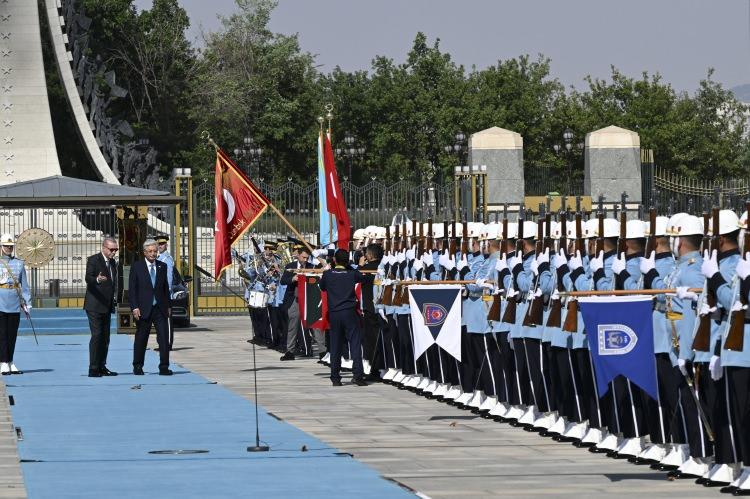<p><span style="color:rgb(0, 0, 0)">İkili görüşmeye geçen Erdoğan ve Tokayev, görüşmelerin ardından Türkiye ile Kazakistan Yüksek Düzeyli Stratejik Konseyinin beşinci toplantısına başkanlık edecek.</span></p>