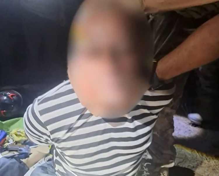 <p>İçişleri Bakanlığı tarafından "Trabzon'un Beşikdüzü ilçesinde boşanma aşamasında olduğu eşini ikamet ettiği adrese gizlice girerek öldüren ve olaya müdahale eden bir mahalle bekçimizi yaralayan şahıs Sinop'ta yakalandı." notuyla paylaşılan görüntülerde; şüphelinin yakalandığı, çadırda suç aleti tabanca ve desteler halinde bir miktar para olduğu yer aldı.</p>
