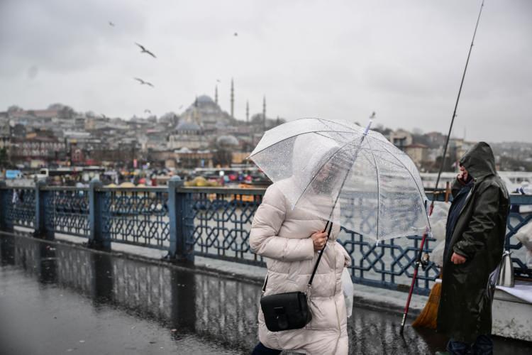 <p><span style="color:#B22222"><strong>PERŞEMBE GÜNÜNE DİKKAT</strong></span></p>

<p><a href="https://www.hurriyet.com.tr/hava-durumu/" target="_blank">Meteoroloji</a> Genel Müdürlüğü aralarında İstanbul'un da bulunduğu bazı iller için yeni bir yağış tahmininde bulundu. Önümüzdeki hafta için yapılan tahminlerde perşembe günü megakentte gökgürültülü <a href="https://www.hurriyet.com.tr/haberleri/saganak-yagis" target="_blank">sağanak yağış</a> etkisini gösterecek.</p>

<p> </p>

<p> </p>
