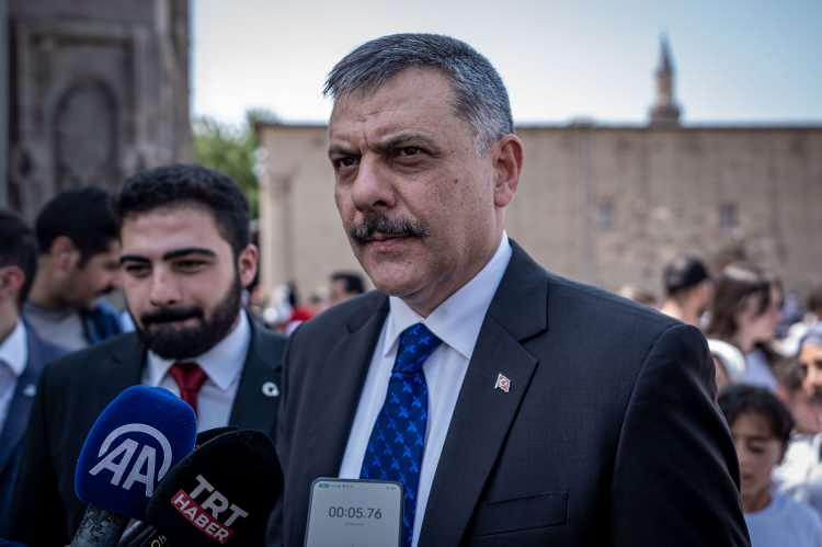 <p>Erzurum Valisi Mustafa Çiftçi sözlerinin devamında şunları kaydetti:</p>

<p><strong>"Bugünün küçükleri yarının büyükleridir. İnşallah onlar ileride bizlerin boşalttığı yerleri dolduracaklar. Bu devlete, millete hizmet edip faydalı insanlar olacaklardır.”</strong></p>
