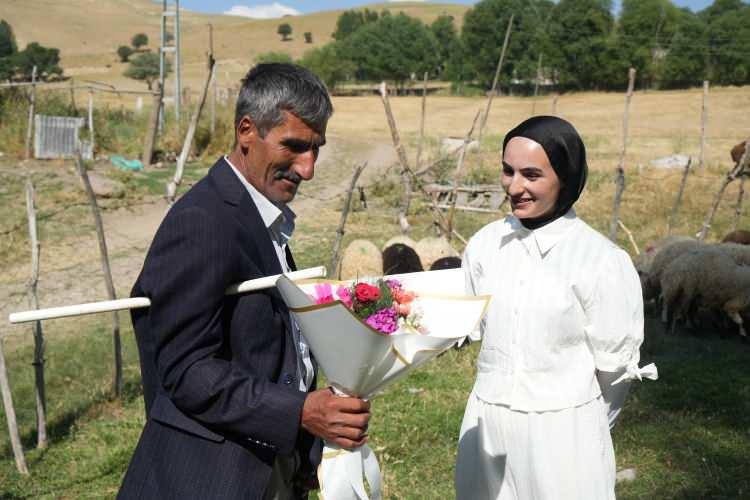<p>Hayallerinin peşinden azimle koşan ve kısa sürede Türkiye’nin ilgiyle takip ettiği genç isimler arasında yerini alan Çimen Gülen, azmi ve başarısıyla örnek olmaya devam ediyor.</p>
