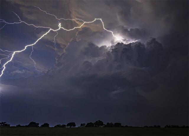 <p><strong>Dünya Meteoroloji Örgütü (WMO)</strong>, şimdiye kadar kaydedilen <strong>en uzun yıldırım çakmasının</strong> tespit edildiğini duyurdu.</p>