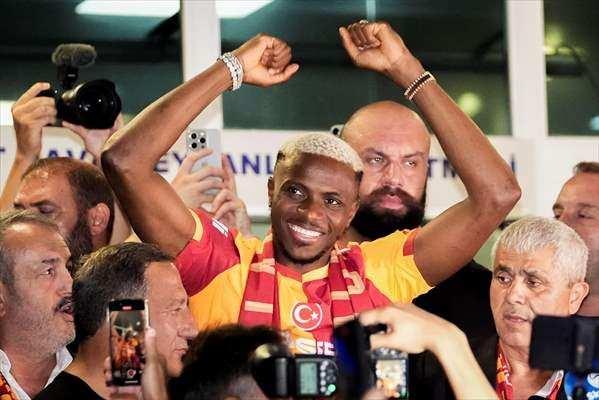 <p>Galatasaray'ın transfer görüşmeleri yaptığı Nijeryalı golcü Victor Osimhen, İstanbul'a geldi.</p>
