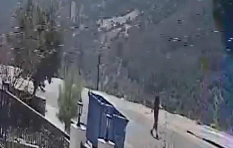 <p> Soruşturma kapsamında, olayın birkaç gün önce gerçekleşmiş olabileceği değerlendirilerek, çevredeki güvenlik kameraları incelendi. Evde parmak izi çalışması yapıldı.</p>