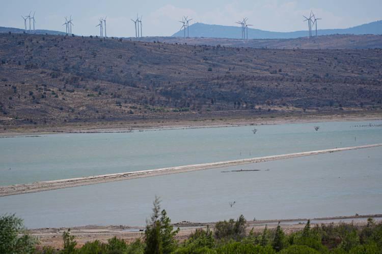 <p>İzmir Su ve Kanalizasyon İdaresi Genel Müdürlüğü (İZSU) verilerine göre, 1 Ağustos 2024'te barajın doluluk oranı yüzde 22,39 iken bu yılın aynı döneminde yüzde 3,13 olarak kaydedildi.</p>
