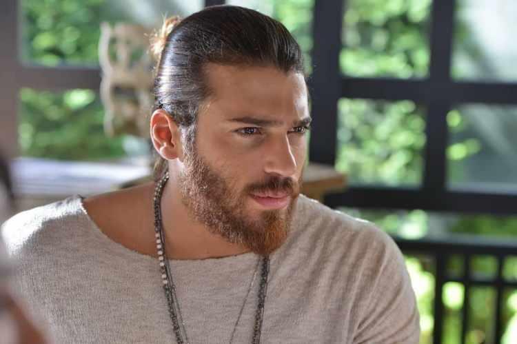 <p><span style="color:#FF0000"><strong>"YAŞLIYIM ÇİRKİNİM ALKOLİĞİM! KİMSE BENİ SEVMİYOR"</strong></span></p>
<p><span style="color:#000000"><strong>Kendisine gelen hakaretleri paylaşan ve "Ben örnek alınacak biri değilim" diyerek suskunluğunu sert bir şekilde bozan Yaman, paylaşımında şu ifadelere yer verdi:</strong></span></p>
<p><span style="color:#000000"><strong>"Yaşlıyım, çirkinim, uyuşturulmuşum, alkoliğim, sağlığım puro ile bozuldu. Ben örnek alınacak biri değilim. Değiştim, artık eskisi gibi profesyonel değilim. </strong></span></p>