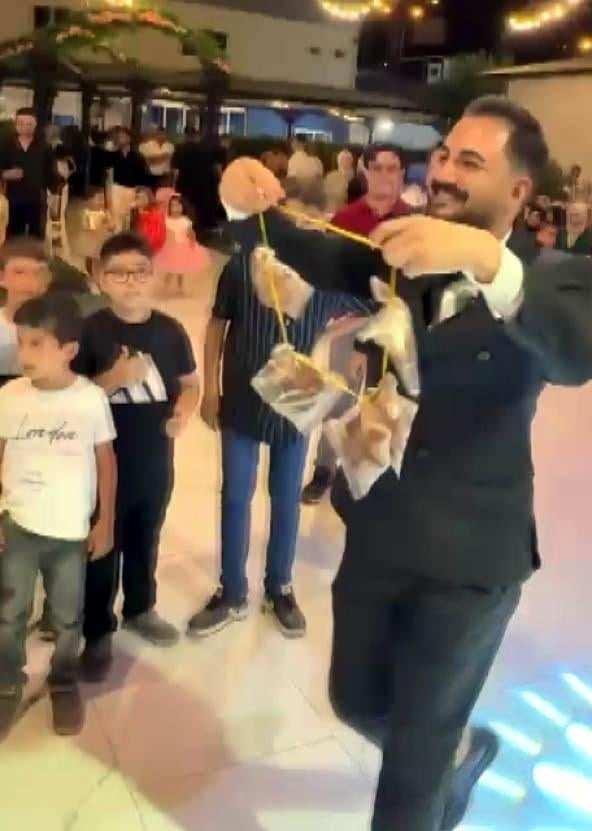 <p><span style="color:#000000"><strong>Kebapçı olan Gündeş, kardeşine takı olarak 5 tane pişmiş tavuk pirzola taktı.</strong></span></p>
