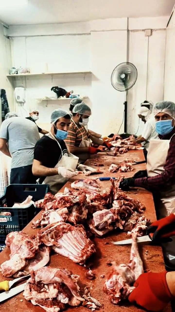 <p>Ürünlere imha edilmek üzere ekipler tarafından el konurken, sorumlular hakkında idari yaptırım uygulandı.</p>
