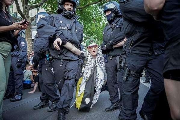 <p>Eylem bir süre devam ettikten sonra polis gösteriyi sonlandırdığını açıklayarak göstericilerin bölgeden ayrılmaları yönünde anons yaptı.</p>
<p> </p>