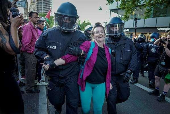 <p>Polis daha sonra göstericilere sert müdahalede bulunarak gösteriyi dağıttı ve çok sayıda kişiyi gözaltına aldı.</p>
<p> </p>