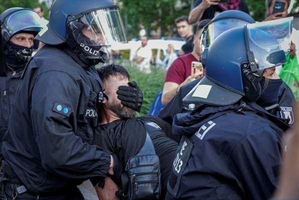<p>Burada da göstericiler Gazze’deki açlık krizine dikkati çekmek için yanlarına getirdikleri tencere ve tavalara kaşıklarla vurdu.</p>
<p> </p>