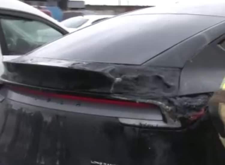 <p>Otomobilini 1 gün önce satın aldığını söyleyen Semih Boz ise, "Bu kamyon burada hurda topluyor. Sitede hiçbir güvenlik önlemi yok. Güvenlik kamerası, güvenlik olsaydı zaten burada olurdu. Araba tam şuradaydı siyah arabanın yanındaydı. Yangın yükselince arabanın sağ tarafını yaktı. Arabayı da salı günü aldık daha 300 kilometre olmamıştı" şeklinde konuştu. </p>

<p> </p>
