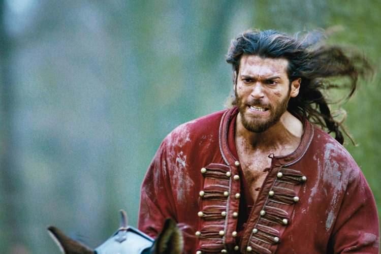 <p><span style="color:#000000"><strong>"Viola Come II Mare", "El Turco" gibi yapımlarla adını İtalya'da geniş kitlelere duyuran ünlü isim, skandal açıklamalarıyla sık sık gündeme geliyor.</strong></span></p>