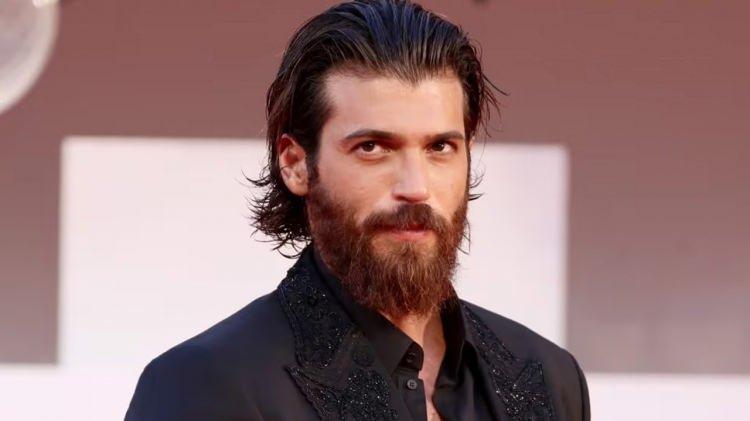 <p><span style="color:#FF0000"><strong>"YAŞLIYIM ÇİRKİNİM ALKOLİĞİM! KİMSE BENİ SEVMİYOR"</strong></span></p>
<p><span style="color:#000000"><strong>Kendisine gelen hakaretleri paylaşan ve "Ben örnek alınacak biri değilim" diyerek suskunluğunu sert bir şekilde bozan Yaman, paylaşımında şu ifadelere yer verdi:</strong></span></p>
<p><span style="color:#000000"><strong>"Yaşlıyım, çirkinim, uyuşturulmuşum, alkoliğim, sağlığım puro ile bozuldu. Ben örnek alınacak biri değilim. Değiştim, artık eskisi gibi profesyonel değilim. </strong></span></p>