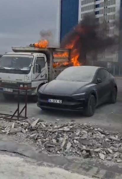 <p>Yangın anları cep telefonu kamerasına</p>
<p><br />
İhbar üzerine olay yerine gelen ekipler, yangına müdahale ederek alevleri söndürdü. Yangında kamyonet kullanılamaz hale gelirken otomobil hasar aldı.</p>