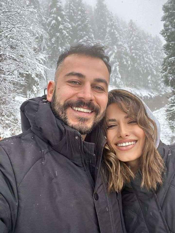 <p>Ali Eren Somun, evde tartışıp arbede yaşadığı eşine tabancayla ateş etti.</p>
<p>Bacak ve sırtından yaralanan Sinem Somun, yere yığıldı.</p>
<p>Şüpheli, motosikletiyle bölgeden kaçarken, bu sırada gelen çarşı ve mahalle bekçilerine de ateş etti.</p>
<p>Mermilerden biri, görevli bekçi E.E.’nin kasığına isabet etti.</p>
<p>İhbarla adrese polis ve sağlık ekipleri sevk edildi.</p>
<p>Sinem Somun ile yaralı bekçi, sağlıkçıların ilk müdahalesinin ardından hastaneye kaldırıldı.</p>
<p> </p>