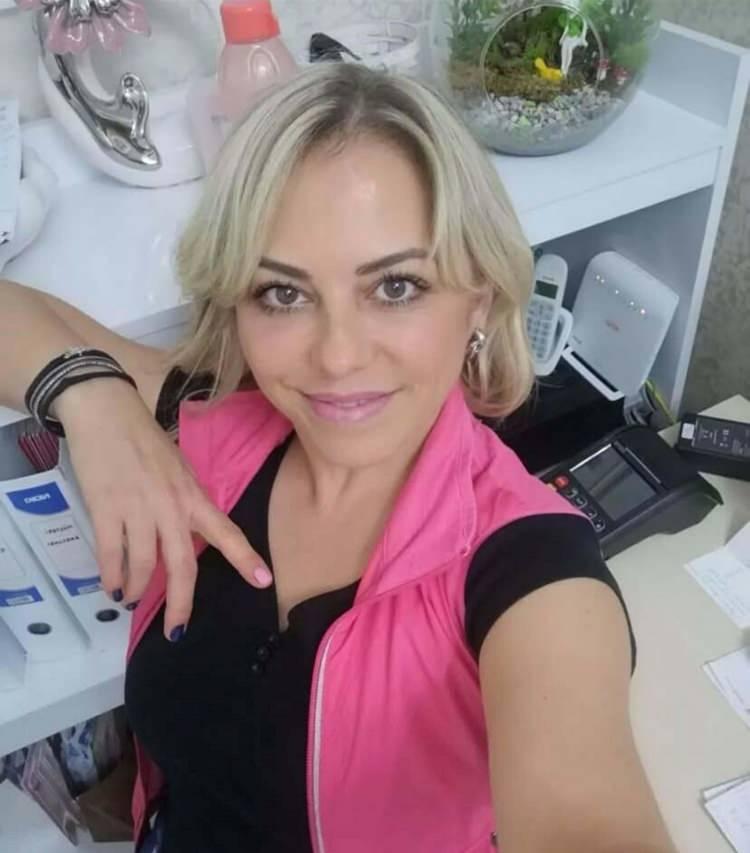 <p>Komşuların ihbarı üzerine olay yerine polis ve sağlık ekipleri sevk edildi. Akarsu, ilk müdahalenin ardından Bakırçay Üniversitesi Çiğli Eğitim ve Araştırma Hastanesi'ne kaldırıldı. 31 bıçak darbesi ile yaralanan Akarsu, yapılan müdahalelere rağmen kurtarılamadı. Halil Tezkorkmaz suç aletiyle birlikte olay yerinde gözaltına alındı. Polisteki işlemlerinin ardından adliyeye sevk edilen Tezkorkmaz çıkarıldığı mahkemede tutuklandı. Ayrıca Tezkorkmaz'ın ruhsatsız silah taşımak, kasten yaralama ve kasten öldürme gibi suçlardan çok sayıda suç kaydı olduğu belirlendi.</p>
