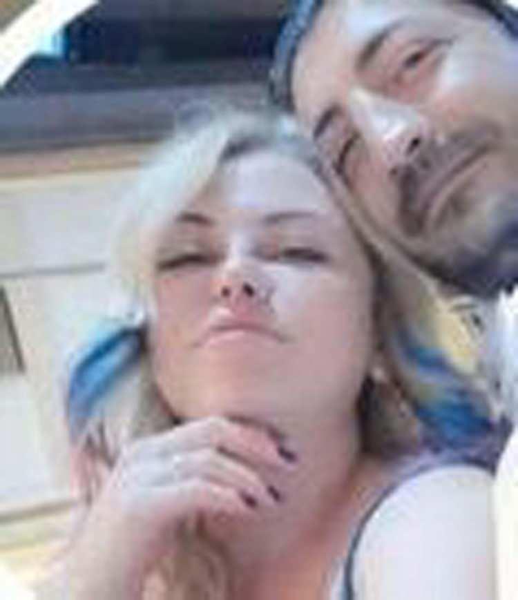 <p>İzmir'in Çiğli ilçesinde bir ay önce boşandığı Halil Tezkorkmaz (46) tarafından bıçaklanarak öldürülen Demet Akarsu'nun (45) ablası Dilek Hınıslı (47) Tezkorkmaz'ın kardeşini öldürüp, fotoğrafını kendisine gönderdiğini belirtip, <strong>"'Demet öldü, sıra sizde' dedi. Kardeşimi öldürüp, fotoğrafını attı"</strong> dedi.</p>
