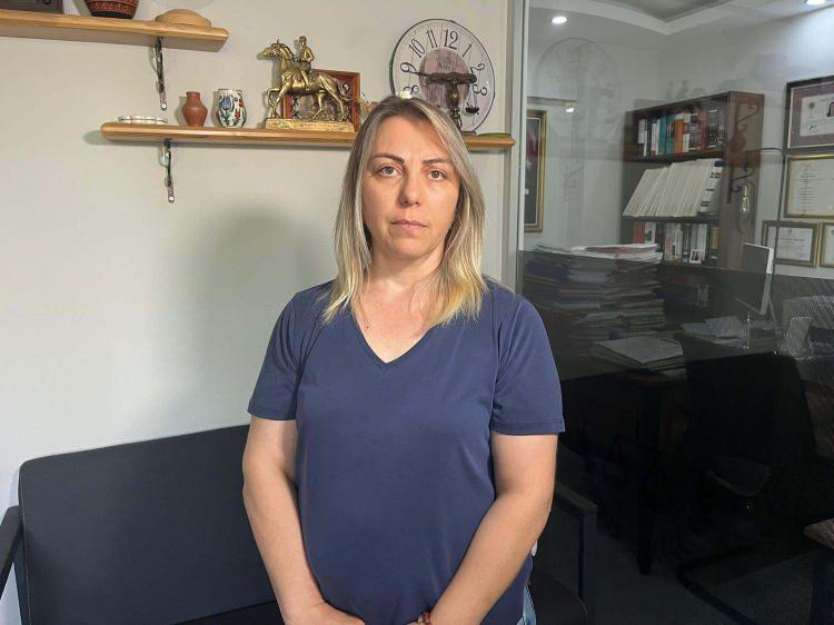 <p><strong><span style="color:rgb(178, 34, 34)">&ldquo;S&Uuml;REKLİ TEHDİT EDİLİYORMUŞ&rdquo;</span></strong></p>

<p>Demet Akarsu'nun ablası Dilek Hınıslı yaşananları DHA'ya anlattı. Kardeşinin evlendikten 3 ay sonra y&uuml;z&uuml;ne darbe aldığını s&ouml;yleyen Hınıslı,&nbsp;<strong>"Y&uuml;z&uuml;ne &ouml;ld&uuml;r&uuml;c&uuml; bir darbe almıştı. Hastane kayıtları, raporları var ancak o d&ouml;nem korktuğu i&ccedil;in şikayet&ccedil;i olmadı. Kardeşim şiddet g&ouml;rd&uuml;ğ&uuml; en son olayda bize sığındı. 'Yapamıyorum, eve d&ouml;nemeyeceğim' dedi. Anneme boşanmak istediğini s&ouml;yledi ve kendisine yardımcı olmamızı istedi. Boşanma s&uuml;recinde de elimizden geleni yaptık. Kardeşim m&uuml;racaatta bulunarak uzaklaştırma kararı aldı. Hatta kararın s&uuml;resini uzattık. Bu olay uzaklaştırma kararı varken yaşandı. Kardeşimin peşini bırakmadı. S&uuml;rekli tehdit ediliyormuş ama bu tehditlerin &ccedil;oğundan haberimiz olmadı. Muhtemelen bizi korumak istediği i&ccedil;in hepsini s&ouml;yleyemedi"&nbsp;</strong>dedi.</p>
