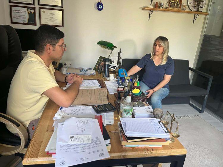 <p><strong><span style="color:rgb(178, 34, 34)">&ldquo;DEMET &Ouml;LD&Uuml;, SIRA SİZDE&rdquo;</span></strong></p>

<p>Olay g&uuml;n&uuml; Halil Tezkorkmaz'ın kendisini aradığını s&ouml;yleyen Hınıslı,&nbsp;<strong>"Tezkorkmaz beni aradı, meşgule attım ve numarasını engelledim. Daha sonra Demet'i aradım, Halil Tezkorkmaz a&ccedil;tı. 'Demet &ouml;ld&uuml;, sıra sizde' dedi. Tezkorkmaz, kardeşimi &ouml;ld&uuml;r&uuml;p, fotoğrafını attı. Fotoğrafı ge&ccedil; saatte g&ouml;rd&uuml;m. G&ouml;r&uuml;nce hemen durumu polise bildirdik. Kardeşimin hastaneye kaldırıldığını s&ouml;ylediler. Acı haberi hastanede aldım. Kimse bu kadar vahşice &ouml;ld&uuml;r&uuml;lmeyi hak etmiyor. 'Başımıza gelmez' dediğimiz her şey başımıza geldi. İ&ccedil;imiz yandı. Cezalar caydırıcı olmalı, şiddet uygulayan kişiler &ouml;m&uuml;r boyu hapiste kalmalı"</strong>&nbsp;ifadelerini kullandı.</p>
