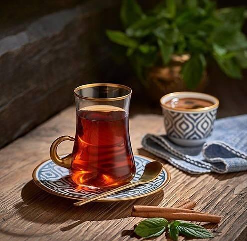 <p><span style="color:#B22222"><strong>Suudi Arabistan</strong></span></p>
<p> </p>
<p>Kahve (qahwa) ve çay</p>
<p> </p>
<p>Genellikle hurma ile birlikte ikram edilir.</p>
