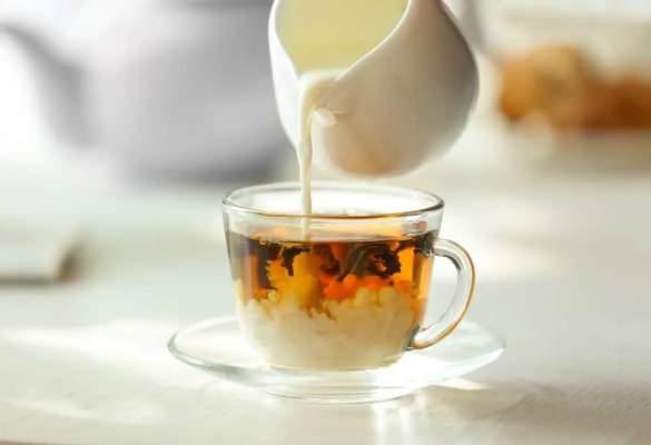 <p><span style="color:#B22222"><strong>İngiltere</strong></span></p>
<p> </p>
<p>Siyah çay</p>
<p> </p>
<p>(özellikle sütlü çay)"Afternoon tea" geleneği çok yaygındır.</p>