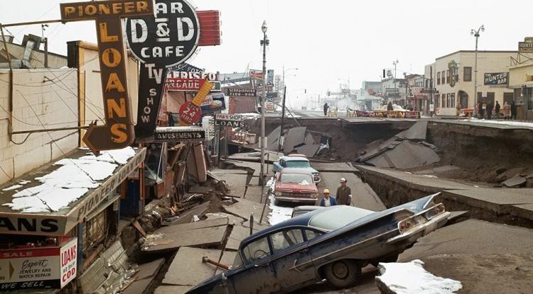 <p><span style="color:#B22222"><strong>2. ALASKA, ABD (1964)</strong></span></p>

<p>27 Mart 1964'te meydana gelen deprem, 5 dakika sürdü ve büyük yıkımayol açtı.</p>

<p>Depreme dayanıklı bina ve altyapı eksikliği hasarı daha da kötüleştirdi. Bunun sonucunda birçok bina çöktü, kaldırımlar ve yollar çöktü.</p>

<p> </p>
