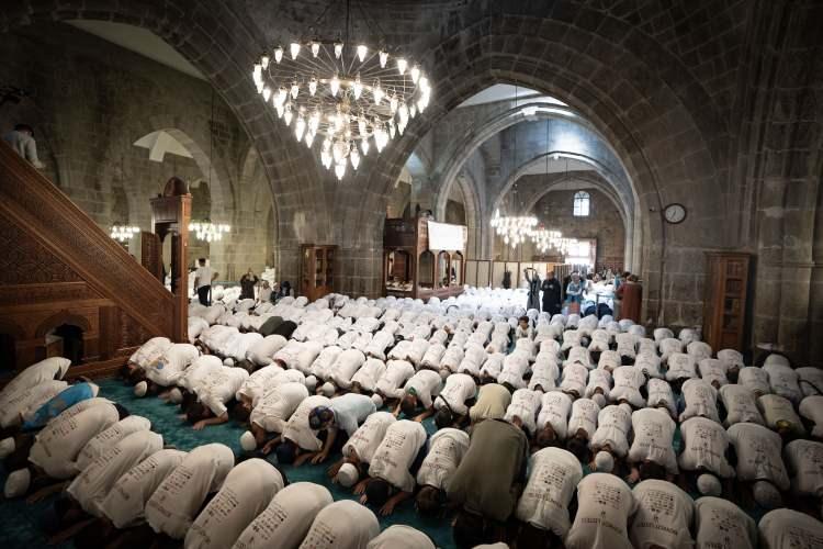 <p>Ulu Cami’de aynı anda 6 binden fazla çocuğun namazda saf tutması muazzam görüntü oluşturdu.</p>
