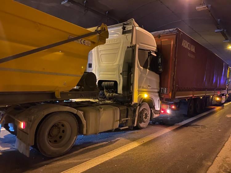 <p>Kaza, TEM Otoyolu İstanbul istikameti Gültepe Tüneli'nde meydana geldi. </p>