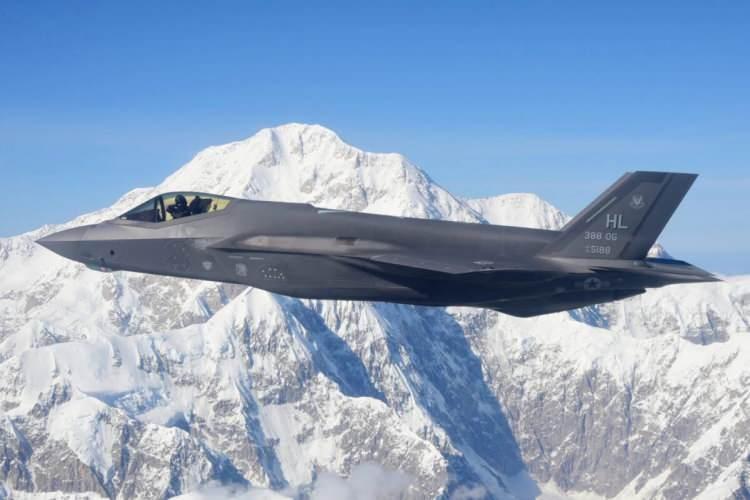 <p>29 Ekim 2025’te Alaska’daki Eielson Hava Kuvvetleri Üssü’nde F-35 düştü.</p>
