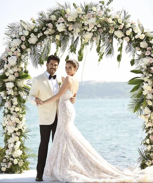 <p><span style="color:#800080"><strong>FAHRİYE EVCEN’İN GÖNDERİLERİ BÜYÜK İLGİ GÖRDÜ</strong></span></p>
