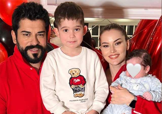 <p>2013 yılında <strong>Çalıkuşu</strong> dizi setinde tanışan ve 2017 yılında dünya evine giren <strong>Fahriye Evcen</strong> ve <strong>Burak Özçivit</strong> çifti, 2019 ve 2023 yıllarında oğulları <strong>Karan</strong> ve <strong>Kerem</strong>’i kucaklarına almıştı. </p>
