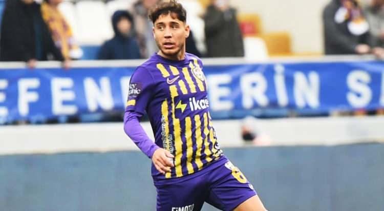 <p>Çaykur Rizespor, Emre Mor için Fenerbahçe'nin kapısını çaldı. Karadeniz ekibi, Emre Mor'u kiralayıp ücretinin bir kısmını karşılamak istedi ancak oyuncunun yıllık maliyetinin yüksek olması nedeniyle transferden hemen vazgeçildi.<br />
<br />
(TAKVİM)</p>