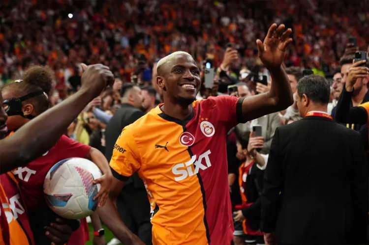 <p>Galatasaray, Osimhen'i bu hafta İstanbul'a getirecek.<br />
<br />
Nijeryalı golcü için Lazio maçı öncesi imza töreni düzenlenecek.<br />
<br />
(FOTOMAÇ)</p>
