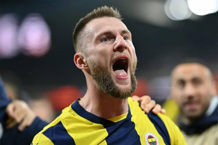 <p>Fenerbahçe sonunda PSG'nin inadını kırdı. Milan Skriniar'la da anlaşma sağlandı. Tecrübeli stoper için 4 yıllık sözleşme imzalanacak.<br />
<br />
(FOTOMAÇ)</p>
