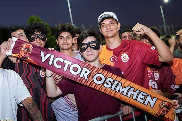 <p>Osimhen, karşılamayla ilgili ise "Galatasaray taraftar grubu dünyanın en iyisi. Kalabalığa bakın. Sadece bir oyuncuyu görmek için geldiler. Galatasaray için bu sezon elimden gelenin en iyisini yapacağım." değerlendirmesinde bulundu.</p>

