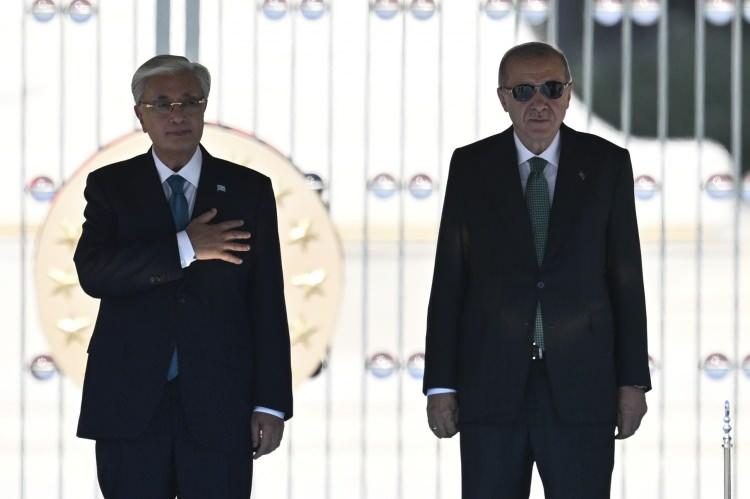 <p><span style="color:rgb(67, 67, 67)">Cumhurbaşkanı Recep Tayyip Erdoğan, Türkiye'ye resmi ziyarette bulunan Kazakistan Cumhurbaşkanı Kasım Cömert Tokayev’i Cumhurbaşkanlığı Külliyesi'nde resmi törenle karşıladı.</span></p>