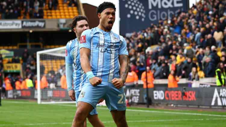 <p>İngiltere Championship'te Coventry City forması giyen Hollandalı sağ bek Milan van Ewijk'i uzun süredir takip eden Beşiktaş trasnfer komitesinin bu transferi bitirmek üzere olduğu öğrenildi.</p>