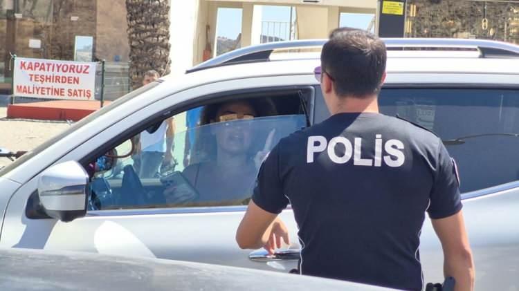<p>Bunun üzerine kamyonetle hareket etmeye çalışan Çıtak'ı polis ekibi durdurmaya çalıştı.</p>

<p>"Dur" ihtarına uymayan Çıtak, kaçmaya çalışırken polisin üzerine aracı sürdü.</p>
