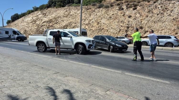<p>Polis, bunun üzerine silahını çekip Çıtak'ın araçtan inmesini istedi. </p>

<p>Dilan Çıtak'ın aracı tekrar hareket ettirmesi üzerine polis havaya ateş açtı.</p>
