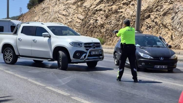 <p>Olay yerine çok sayıda takviye polis ekibi sevk edilirken, kısa süre sonra aracından inen Çıtak, bu sırada yakında park halindeki tanımadığı bir kişiye ait otomobile bindi.</p>
