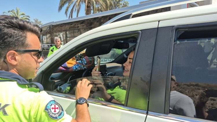<p>Bir süre sonra bu araçtan da inen Dilan Çıtak, tekrar kendi aracına binerek kapıları kilitledi. Polis, silahını Çıtak'ın aracına doğrultarak inmesi için uyardı. Bir süre sonra kapıyı açan Çıtak, polisler tarafından gözaltına alındı.</p>
