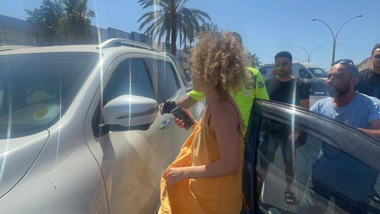 <p>Çıtak, o anları görüntüleyen basın mensuplarına da tepki gösterdi. </p>

<p>Çıtak, daha sonra kamyonete binen polis eşliğinde karakola götürüldü.</p>
