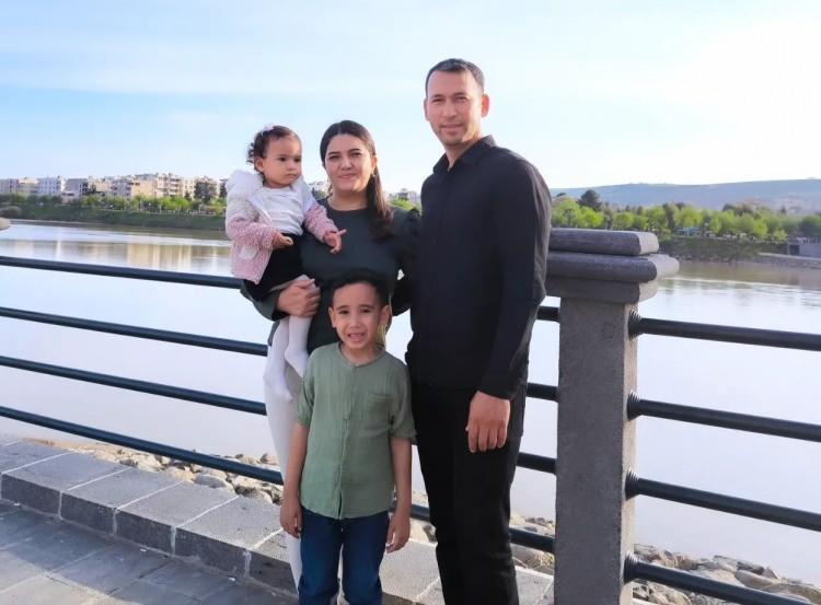 <p>Şırnak’tan eşinin ve çocuklarının kaldığı Denizli’deki kayınvalidesinin evine izne gelen çevik kuvvet polisi dehşet saçtı.</p>
