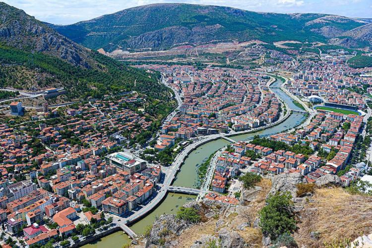 <p>Amasya ise düşük kira ve gıda giderleriyle öne çıkıyor.</p>

<p> </p>

<p>Şehirde 1+1 dairelerin ortalama kira bedeli 3.500 TL civarında seyrediyor, bu da emekliler için ekonomik bir yaşam sunuyor.</p>

<p> </p>
