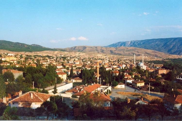 <p>Ardahan, ulaşım ve temel tüketim ürünlerinde sağladığı avantajlarla listede üçüncü sırada yer alıyor. Özellikle sebze ve meyve fiyatlarının büyükşehirlere göre %40 daha ucuz olması, şehri cazip kılıyor.</p>

<p> </p>
