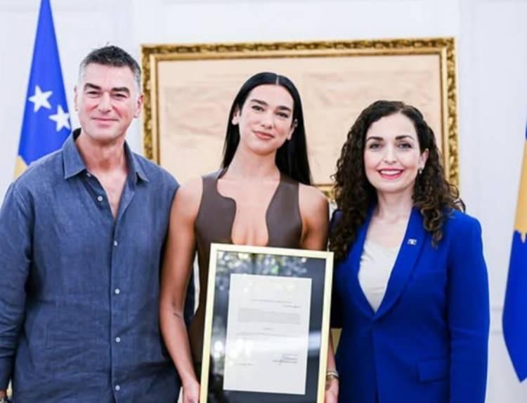 <p>Grammy ödüllü dünyaca ünlü şarkıcı Dua Lipa, İngiltere ve Arnavutluk'un ardından üçüncü vatandaşlığını aldı. </p>
